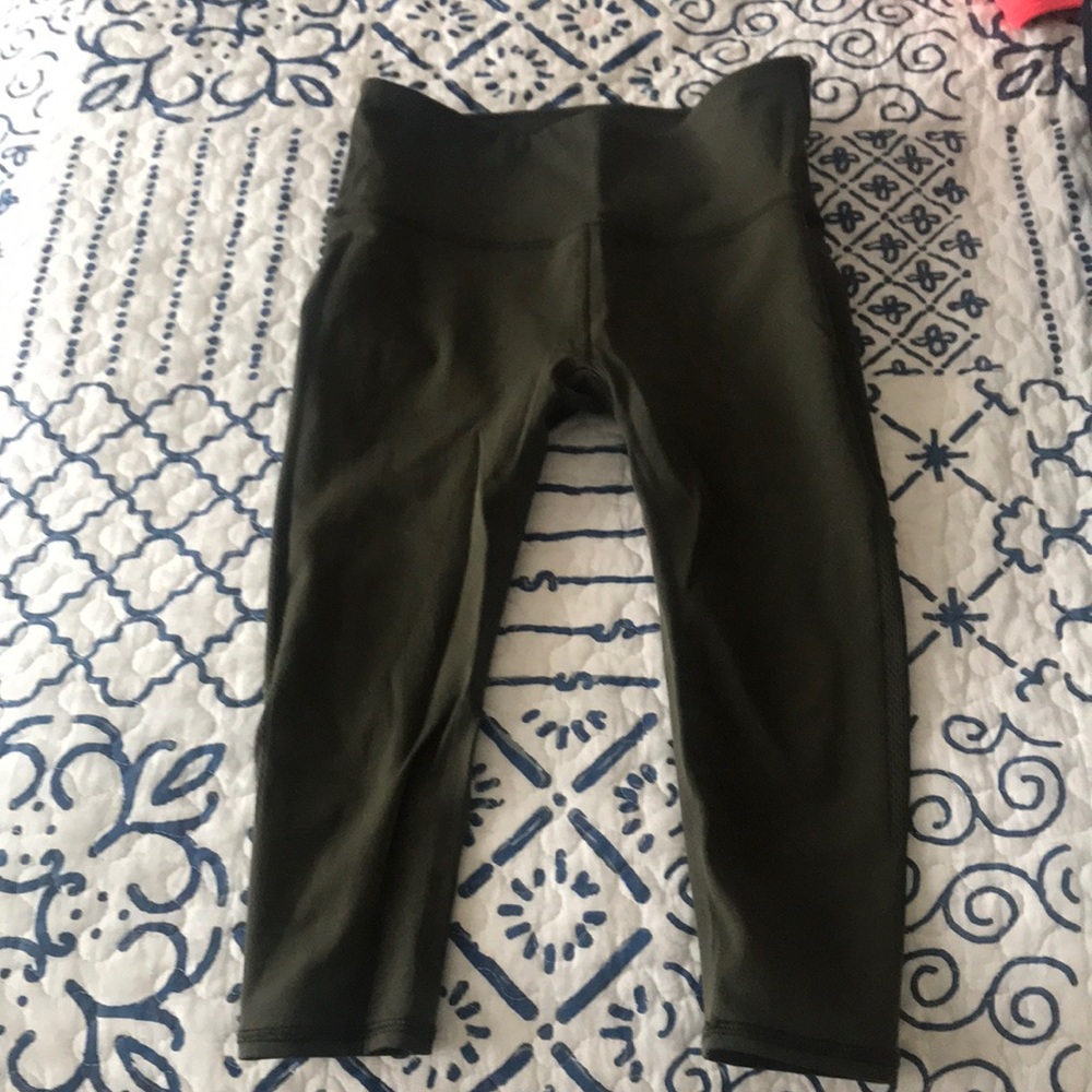 Dark green Lululemon reveal crop